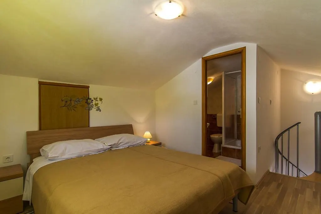 Apartments Ivica Palit 0*,